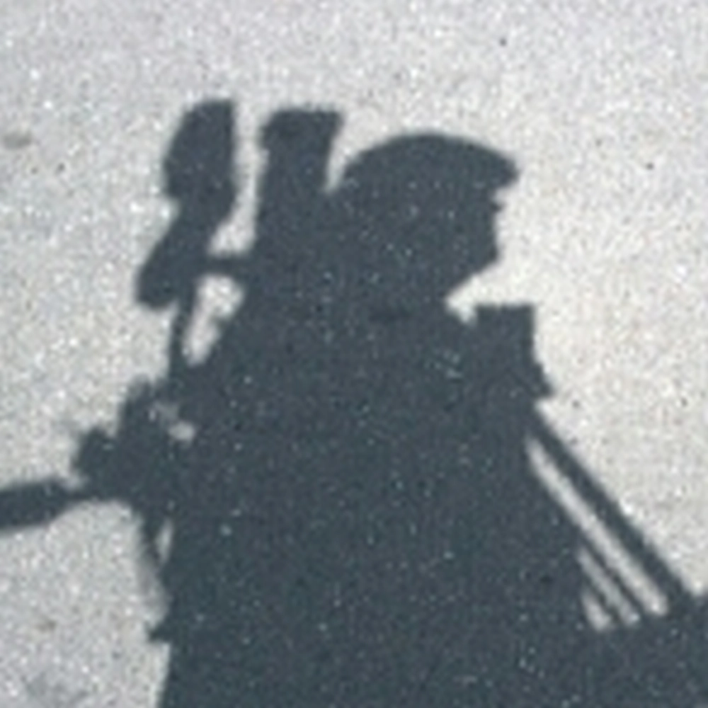 Schatten eines Kameramanns, der eine Kamera hält